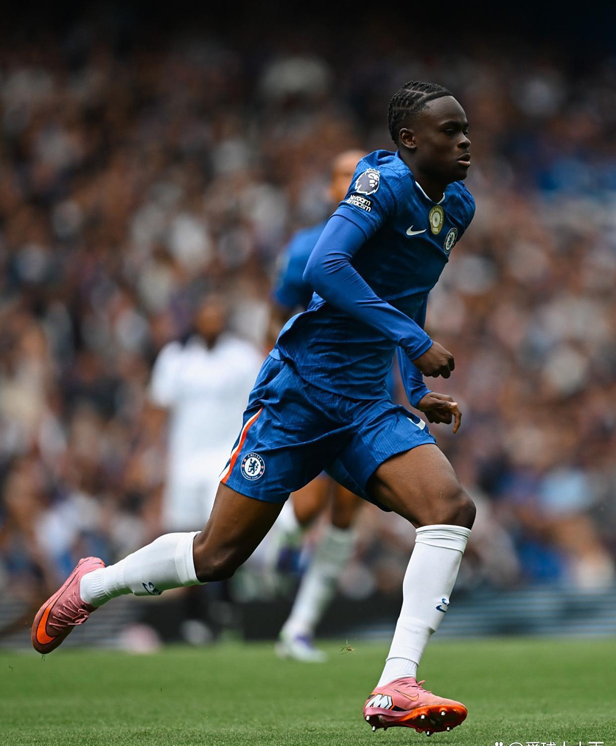 关于英超赛程吃紧,瓦伦西亚赛后队长鼓劲,质疑声仍在,训练强度明显提升的信息 关于英超赛程吃紧,瓦伦西亚赛后队长鼓劲,质疑声仍在,训练强度明显提升的信息